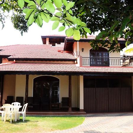 Gondolas Holiday Lanka Ragama Extérieur photo