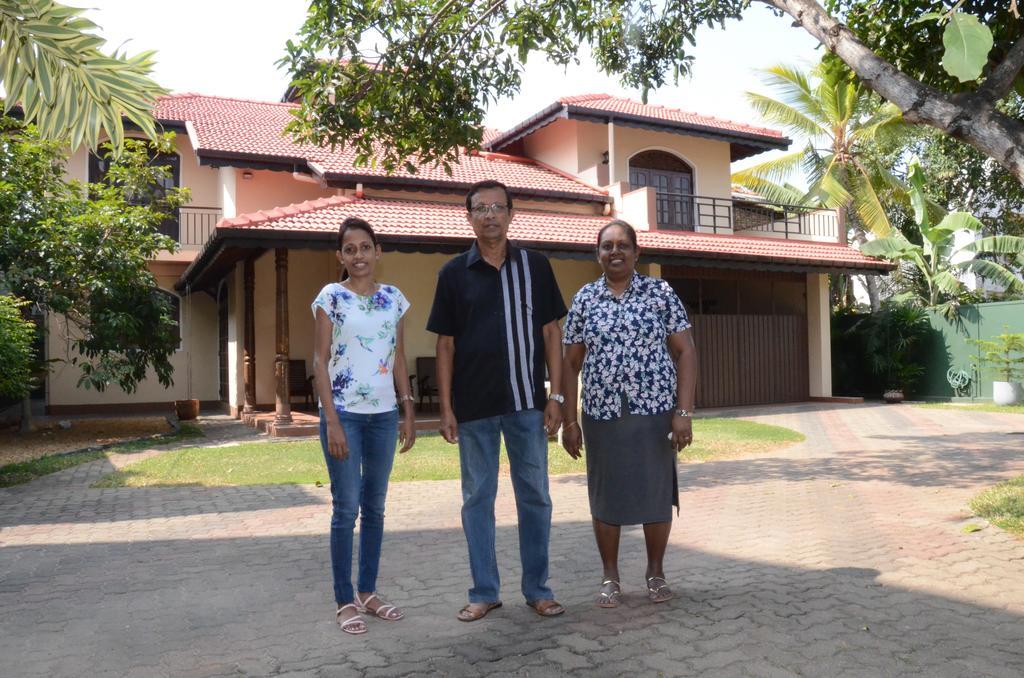 Gondolas Holiday Lanka Ragama Extérieur photo