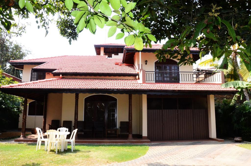 Gondolas Holiday Lanka Ragama Extérieur photo